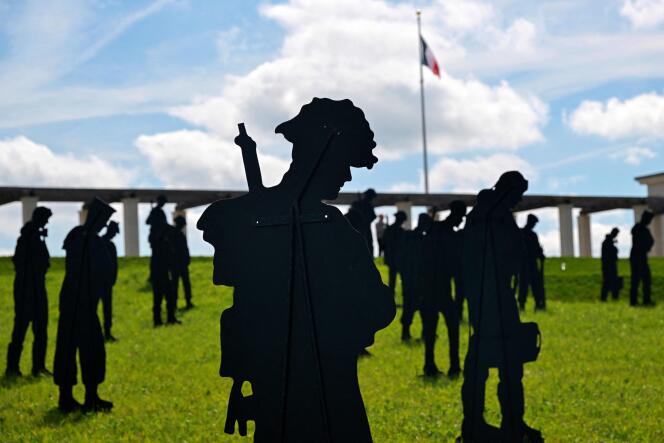 Silhouettes de soldats dans le cadre de l'installation « Debout avec les géants » au Mémorial britannique de Normandie de la Seconde Guerre mondiale, en prévision des prochaines commémorations du jour J, dans le village de Ver-sur-Mer qui surplombe la plage de Gold Beach, au nord-ouest France, 12 avril 2024. 