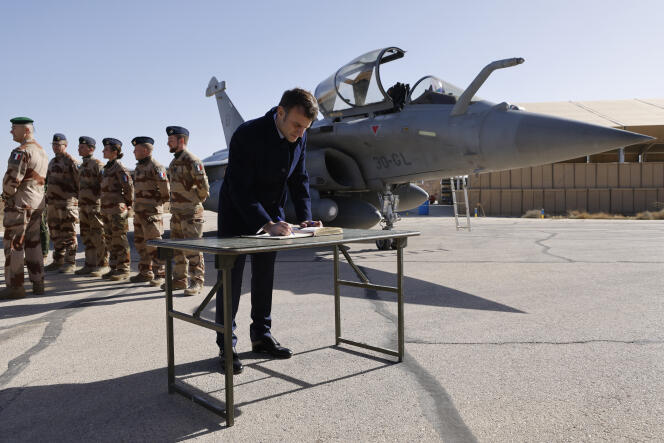 Emmanuel Macron, lors d'une visite à la base aérienne Prince Hassan (H5) de la Royal Jordanian Air Force, Jordanie, le 22 décembre 2023.