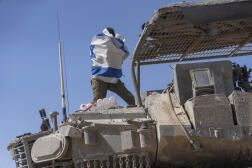 Un soldat israélien sur un véhicule blindé, près de la frontière entre Israël et Gaza, dans le sud d’Israël, le 15 avril 2024.