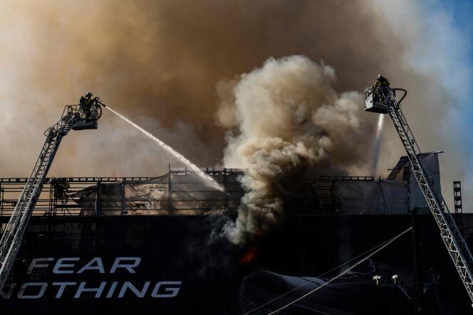 Les secours tentent d’éteindre l’incendie qui ravage l’ancienne Bourse de Copenhague, le 16 avril 2024.