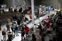 Des passagers attendent leurs bagages à l’aéroport Roissy-Charles de Gaulle, le 15 février 2023.
