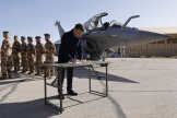 Emmanuel Macron, lors d’une visite sur la base aérienne Prince Hassan (H5) de la Royal Jordanian Air Force, en Jordanie, le 22 décembre 2023.