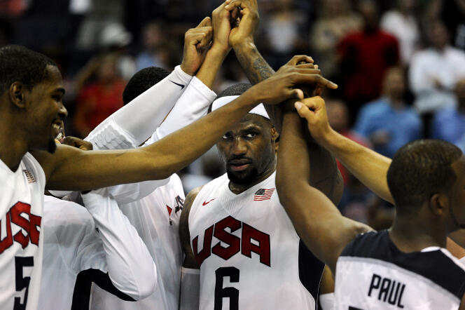 LeBron James et l'équipe américaine de basket, en amont des Jeux Olympiques de Londres, le 16 juillet 2012 à Washington.