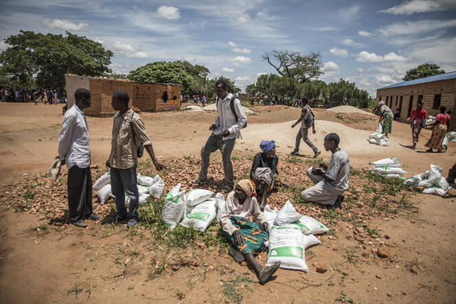 Un groupe de Zambiens lors d’une distribution d’aide alimentaire, à Simumbwe, en janvier 2020.