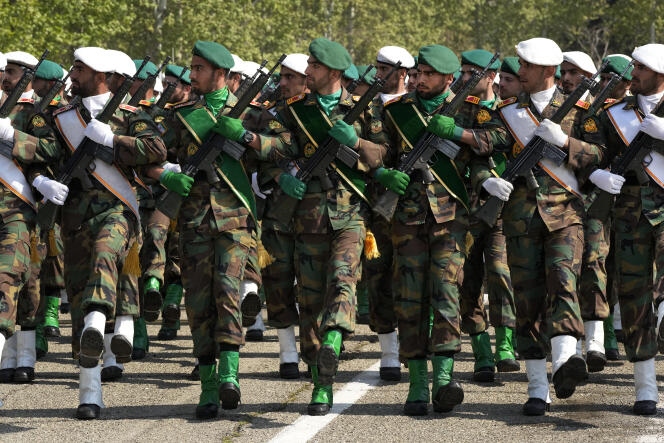 Des membres de l’armée iranienne défilent lors de la « Journée de l’armée » dans une base militaire au nord de Téhéran, Iran, mercredi 17 avril 2024.