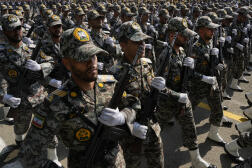 Des soldats iraniens défilent lors du défilé de la Journée de l’armée dans une base militaire du nord de Téhéran, le 17 avril 2024.