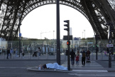 Un sans-abri au pied de la tour Eiffel, le 10 avril 2024.