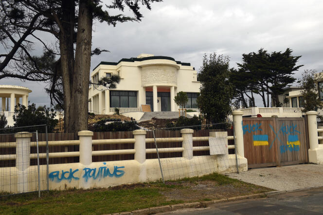 La « villa Souzanna » cible de graffitis anti-Poutine après le début de l’invasion de l’Ukraine, à Anglet (Pyrénées-Atlantiques), le 26 février 2022.