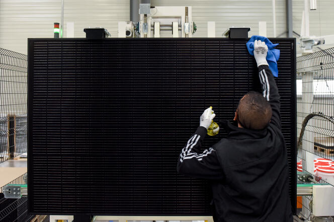 Un employé de Systovi nettoie un panneau solaire sur une ligne de production à l’usine du fournisseur d’équipements d’énergie solaire à Carquefou, près de Nantes, le 6 mars 2023. 