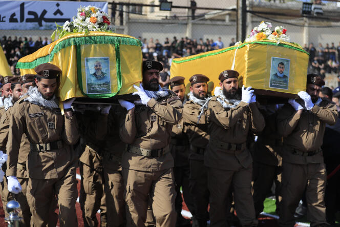 L’enterrement d’un commandant du Hezbollah, Ismail Baz, et d’un autre cadre du mouvement islamiste chiite, tués  mardi 16 avril par une frappe de drone israélienne, à Chéhabiyé, au Liban, le 17  avril.