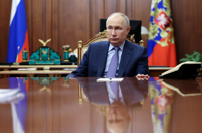 Vladimir Poutine assiste à une réunion à Moscou, en Russie, le 10 avril 2024.