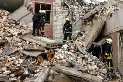 Dans les décombres de la ville de Tchernihiv, en Ukraine, le 17 avril 2024. 