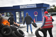 Des employés de Michelin jettent des pneus au feu après l’annonce de la fermeture du site de La Roche-sur-Yon, le 10 octobre 2019.