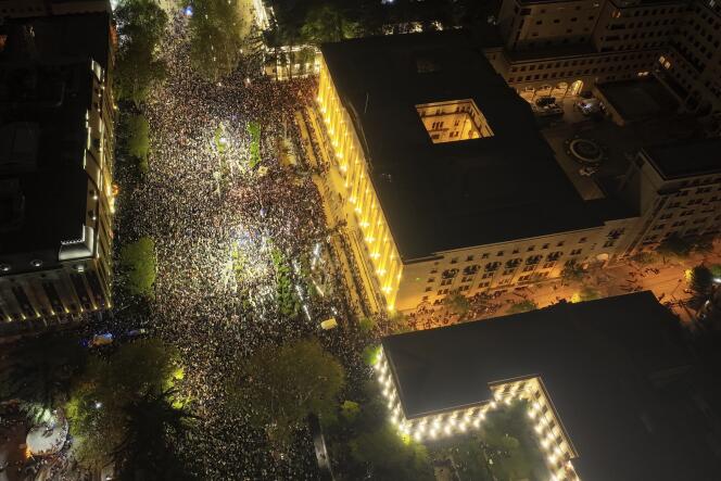 Des milliers de manifestants se sont rassemblés devant le bâtiment du Parlement à Tbilissi, en Géorgie, le mercredi 17 avril 2024, pour protester contre ce qu'ils dénoncent comme une 