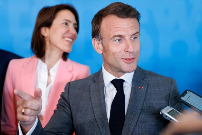 Le président français, Emmanuel Macron (à droite), à côté de la présidente du groupe Renew Europe et tête de liste de Renaissance aux élections européennes, Valérie Hayer (à gauche), s’adresse à la presse avant une réunion du groupe Renew Europe précédant le sommet européen, à Bruxelles, le 17 avril 2024. 