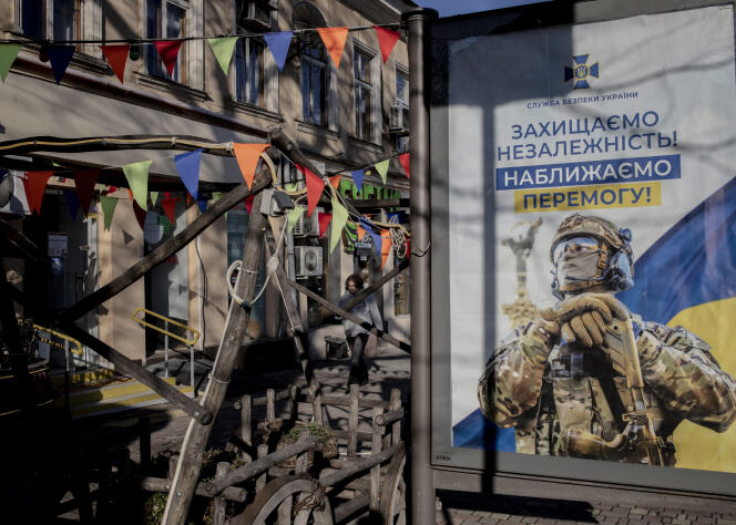 « Défendre l’indépendance, la victoire approche ! » est-il écrit sur une affiche dans le centre-ville d’Odessa, en Ukraine, le 17 mars 2024.