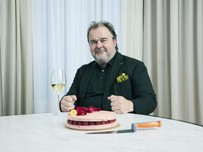 Pierre Hermé avec un verre de gewurztraminer et un gâteau Ispahan, dans ses bureaux, le 11 avril.