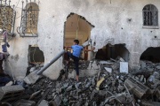Un garçon palestinien entre dans un bâtiment détruit par les bombardements israéliens à Rafah, dans le sud de la bande de Gaza, le 17 avril 2024.