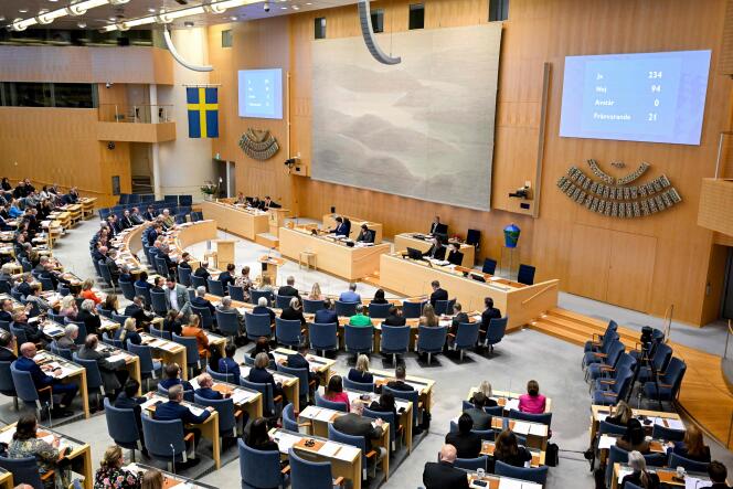 Suite au vote de la loi abaissant l'âge requis pour changer légalement de sexe de 18 à 16 ans, au Parlement suédois, à Stockholm, le 17 avril 2024. 