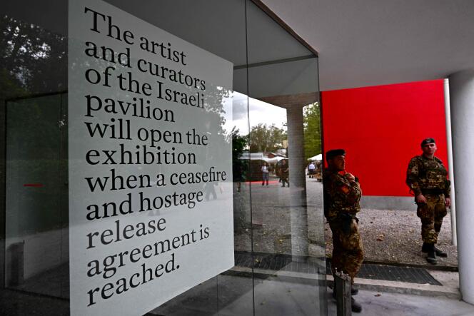 Des soldats italiens devant le pavillon israélien de la Biennale de Venise, le 16 avril 2024. 