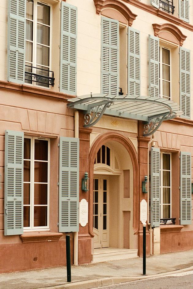 La façade de l’hôtel Lilou, à Hyères, le 9 avril 2024.