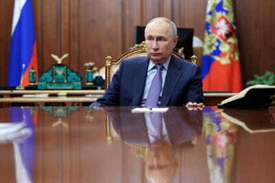 Vladimir Poutine participe à une réunion à Moscou, Russie, le 10 avril 2024.
