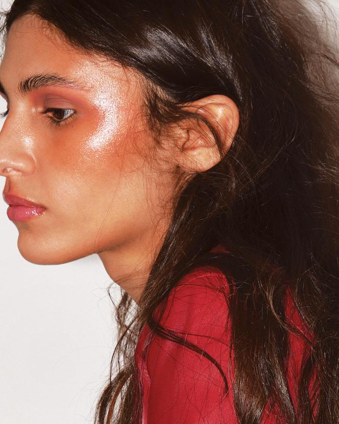 Dúo de colorete en polvo, creación exclusiva de Roses Coquillages, y Eclat Stick multiusos, bálsamo esencial en el tono Mermaid Glow, 70€ y 45€, Chanel Beauté. chanel.com – Cárdigan, Agnès b. agnesb.eu