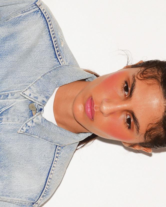 Blush Flush Balm tinte rojo, Mérite, 28 €. meritbeauty.com – Chaqueta Polo Ralph Lauren. ralphlauren.fr –Camiseta, Petit Bateau. petit-bateau.fr