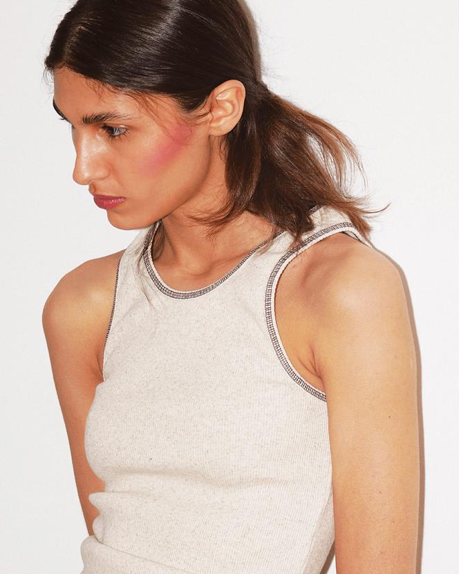 Phyto-Blush Twist, en tono Berry, Sisley, 65,50 €. sisley-paris.com – Camiseta sin mangas de gama base. baserange.com