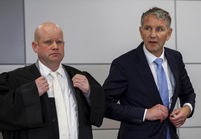 Björn Höcke (à droite), l’un des dirigeants du parti Alternative für Deutschland (AfD), au tribunal de Halle (Saxe-Anhalt), en Allemagne, le jeudi 18 avril 2024. 