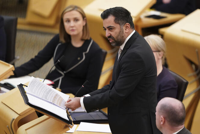 Le premier ministre d’Ecosse, Humza Yousaf, au Parlement écossais, à Edimbourg, le 18 avril 2024. A l’arrière-plan, à gauche, la députée Mairi McAllan.