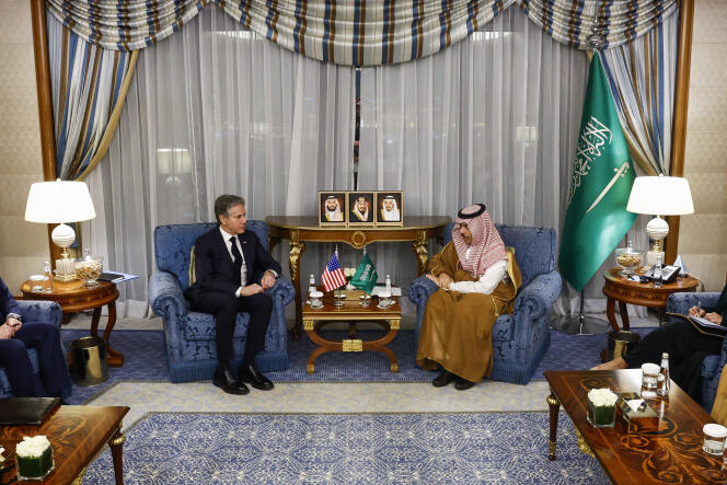 Le secrétaire d’Etat américain, Antony Blinken (à gauche), et le ministre saoudien des affaires étrangères, le prince Fayçal Ben Farhan, à Djedda, en Arabie saoudite, le 20 mars 2024.