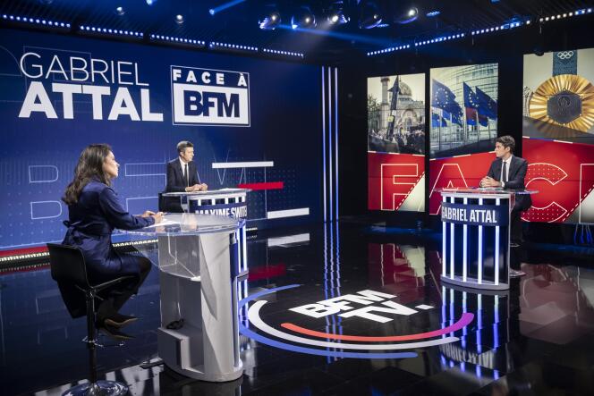 2024 年 4 月 18 日，总理加布里埃尔·阿塔尔 (Gabriel Attal) 在 BFM-TV 节目“Face à BFM”的拍摄现场。