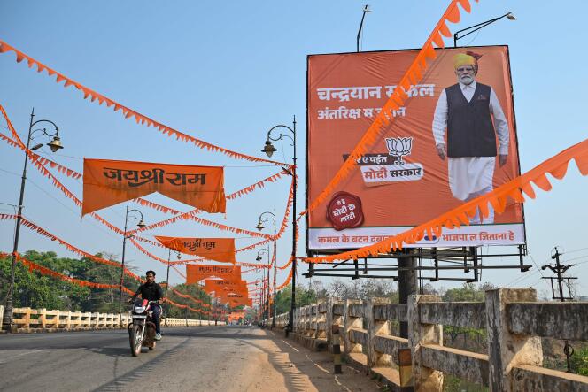 Affiche électorale du Premier ministre indien, Narendra Modi, dans le district de Dantewada, Chhattisgarh (Inde), le 16 avril 2024.