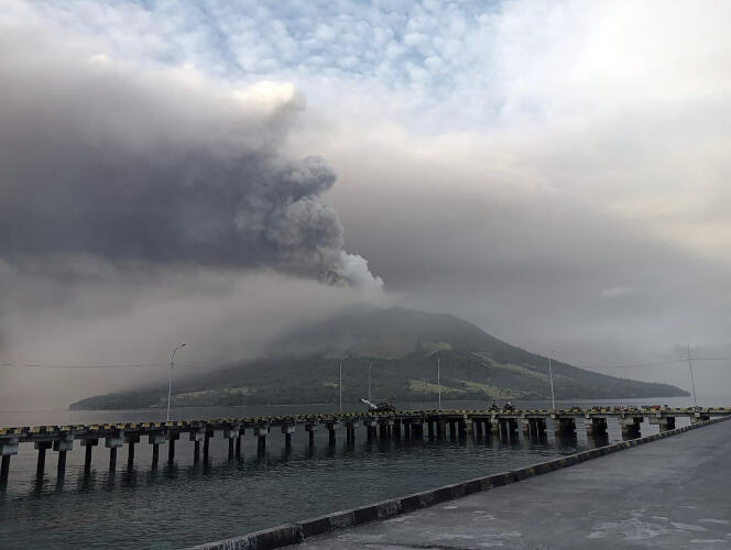 En Indonésie, le volcan Ruang est toujours en éruption, jeudi 18 avril, provoquant l’évacuation de plusieurs milliers de personnes. 
