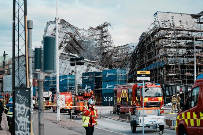 Des pompiers se tiennent à proximité de l’ancienne Bourse de Copenhague, le 18 avril 2024.