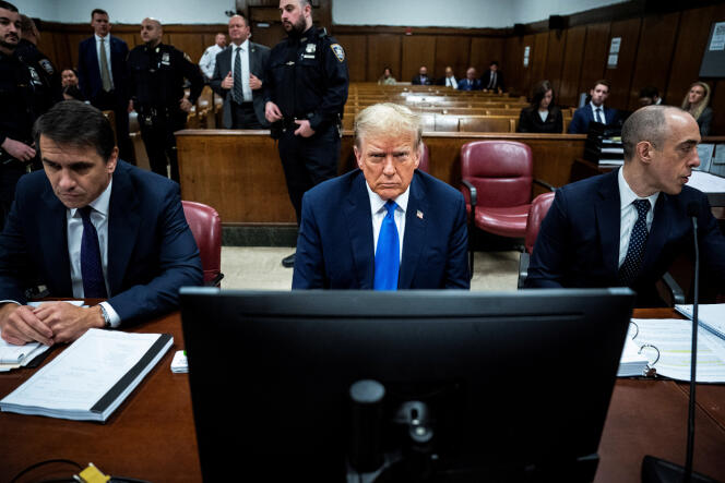 L'ancien président américain Donald Trump au tribunal pénal de Manhattan entouré de son équipe juridique, les avocats Todd Blanche et Emil Bove, alors que la sélection du jury se poursuit à New York, le jeudi 18 avril 2024. 