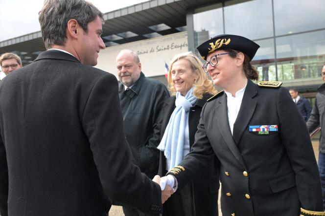 Gabriel Attal salue la préfète de l’Essonne, Frédérique Camilleri, sous le regard du ministre de la justice, Eric Dupond-Moretti, et de la ministre de l’éducation, Nicole Belloubet, à Viry-Châtillon (Essonne), le 18 avril 2024. 