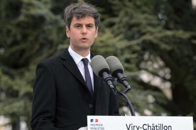 Le premier ministre, Gabriel Attal, lors d’une visite à Viry-Châtillon, au sud de Paris, le 18 avril 2024. 