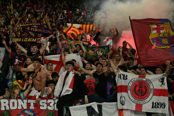 Supporters barcelonais lors du quart de finale aller de l'UEFA Champions League entre le Paris Saint-Germain et le FC Barcelone, au Parc des Princes, à Paris, le 10 avril 2024.