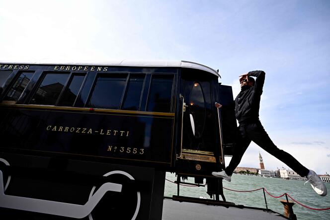 JR et « L’Observatoire », un wagon du Venice - Simplon -  Orient-Express, en marge de l’exposition d’art de la Biennale de Venise, dans le jardin de l’Hotel Cipriani, le 18 avril.