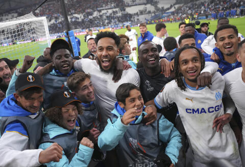 Marseille players celebrate after winning a penalty shootout at the end of the Europa League quarter final second leg soccer match between Olympique de Marseille and SL Benfica at the Velodrome stadium in Marseille, south of France, Thursday, April 18, 2024. (AP Photo/Daniel Cole)