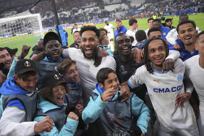 Les joueurs de Marseille célèbrent leur victoire à l’issue de leur quart de finale retour de Ligue Europa contre Benfica Lisbonne, au Stade-Vélodrome, le 18 avril 2024. 