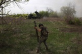 Des artilleurs ukrainiens, dans la région de Kharkiv, le 18 avril 2024.