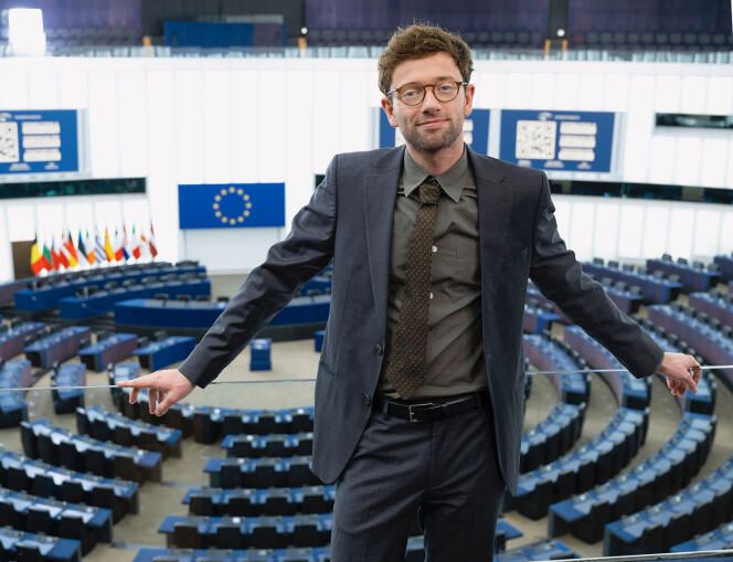 Xavier Lacaille incarne Samy dans la série « Parlement » et dans les clips visant à mobiliser les jeunes pour les élections européennes.