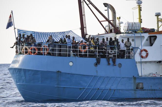 Le « Iuventa », un navire de sauvetage géré par l’ONG allemande Jugend Rettet (« la jeunesse sauve »), navigue au large des côtes libyennes, lors d’une mission de sauvetage en mer Méditerranée, le 4 novembre 2016. 
