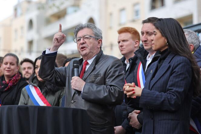  Jean-Luc Melenchon prononce un discours aux côtés de l’avocate franco-palestinienne et candidate de LFI aux prochaines élections européenne, Rima Hassan, lors d’une mobilisation à Lille après la double interdiction de leur conférence sur la Palestine, le 18 avril 2024.