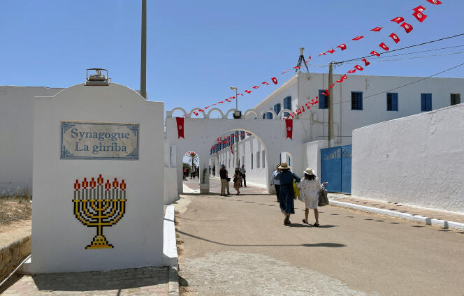 Fieles judíos llegan a la sinagoga de Ghriba, durante una peregrinación anual en Djerba, Túnez, el 18 de mayo de 2022. 