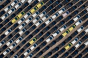 Des voitures électriques dans le port de Yantai (Chine), le 18 avril 2024.