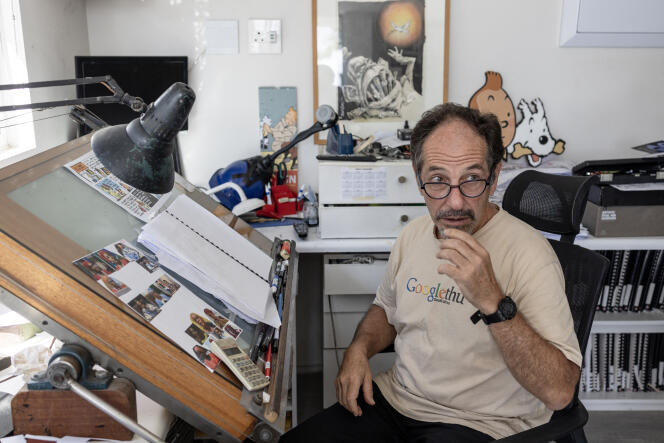 Le caricaturiste sud-africain Jonathan Shapiro, alias Zapiro, dans son atelier au Cap, le 4 avril 2024.